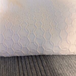 White Matelassé Quilt Blanket – Elegant Clamshell Pattern – Queen(King)83x90